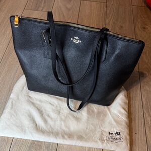 Coach Black Leather Zip-Top Tote bag